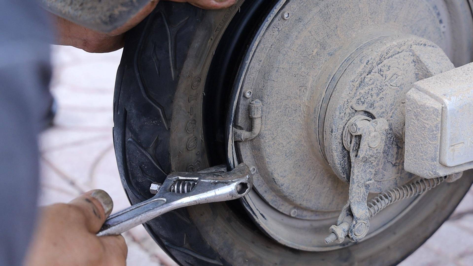 电动自行车轮胎漏气,但查不出是哪里的问题,该怎么办?