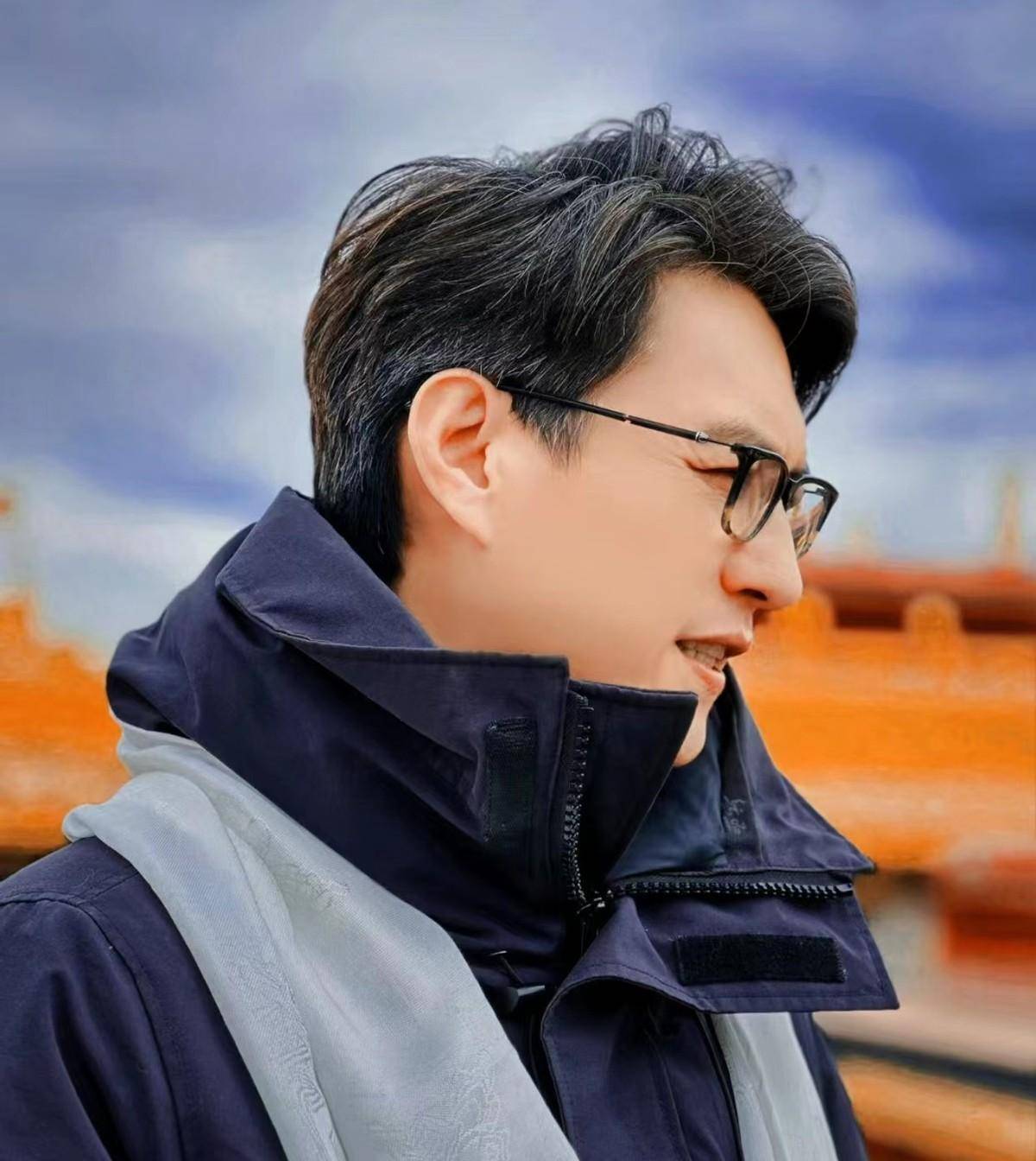 靳东参加大会一身的官味!