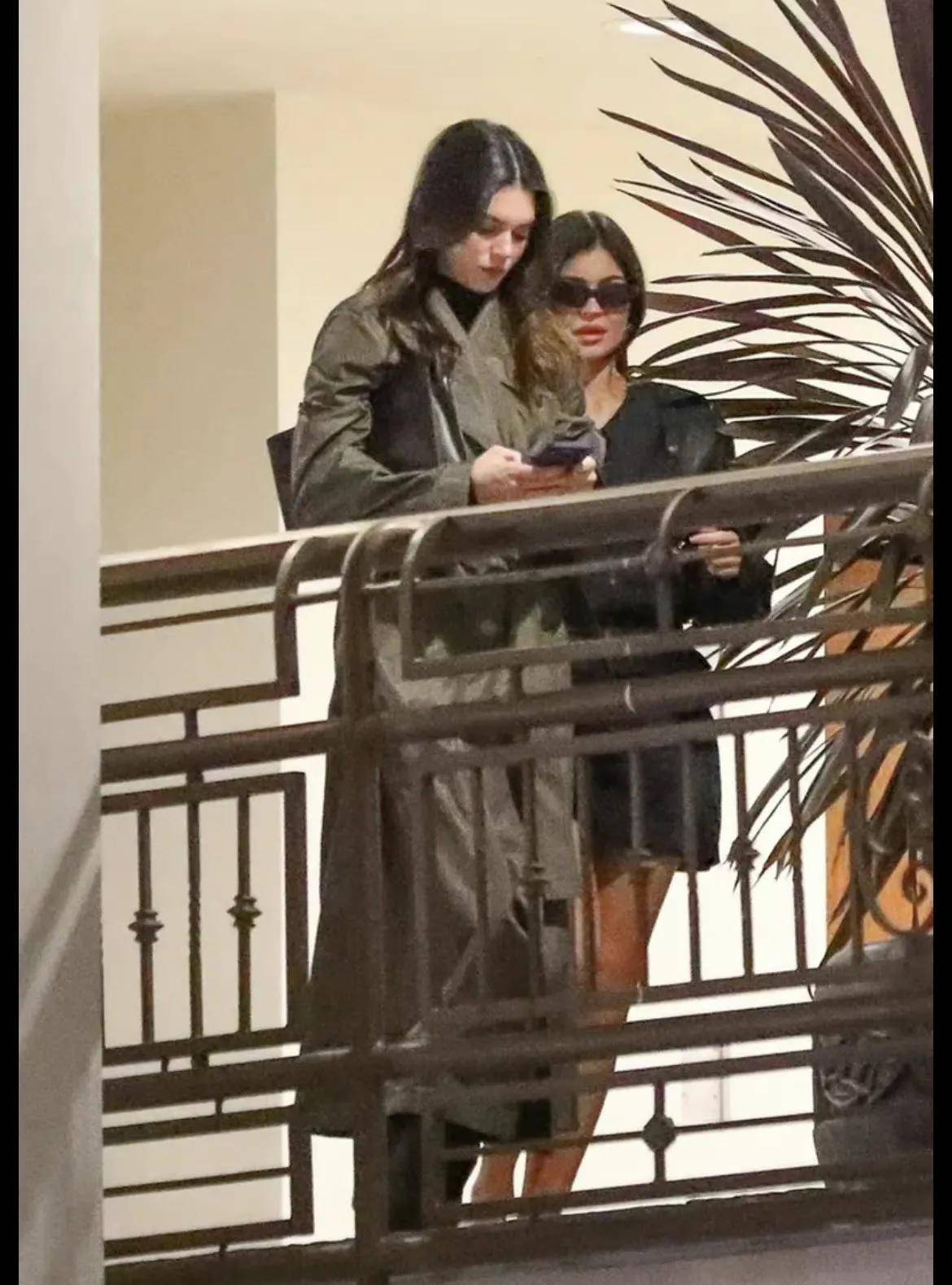 肯豆kendall jenner的亲妹妹凯莉·詹娜kylie jenner也一同现身吃晚餐