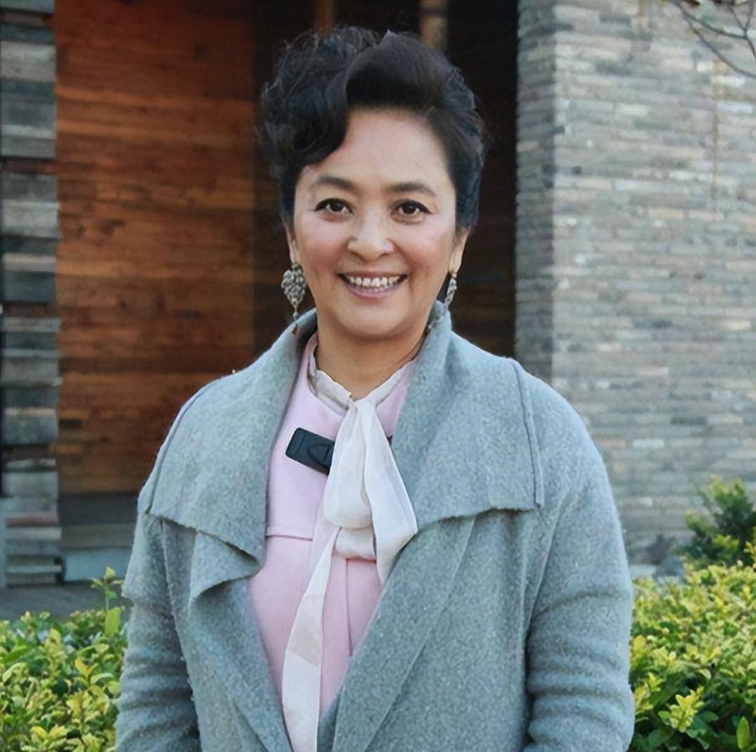 59岁李勤勤现状曝光:干吃馒头配青菜,三嫁外国人,晚年精神头棒_电影