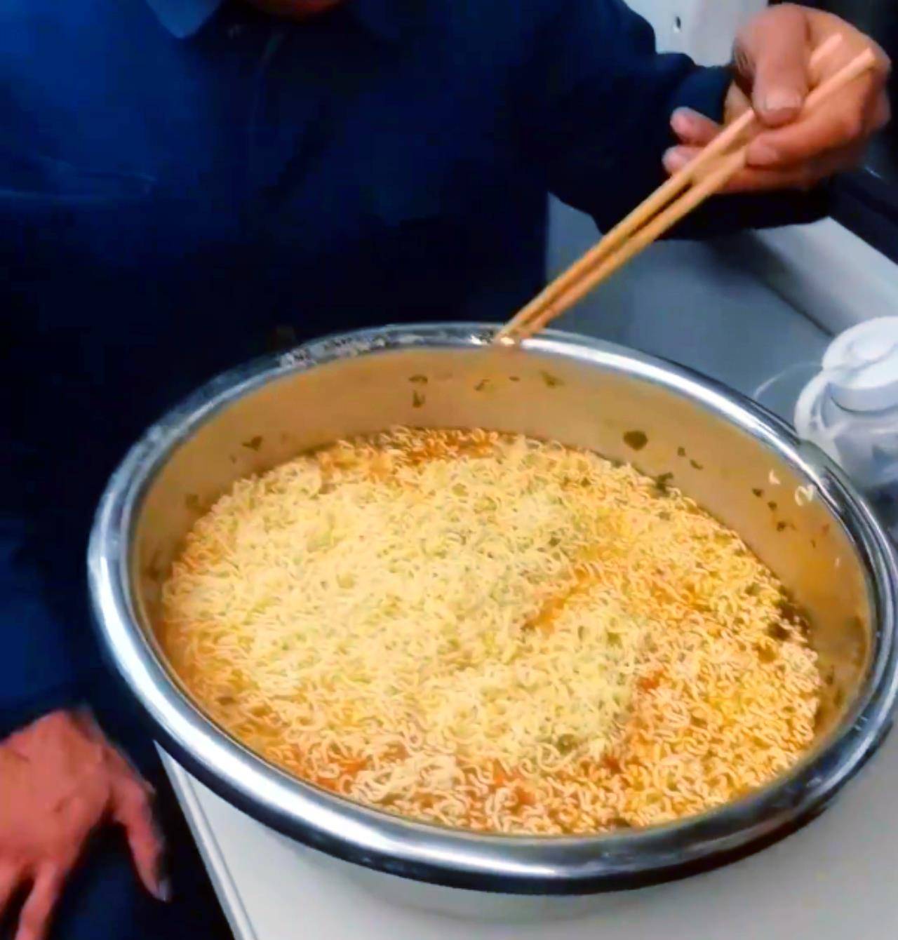 大哥:干活时还不够_食用_车厢_举动