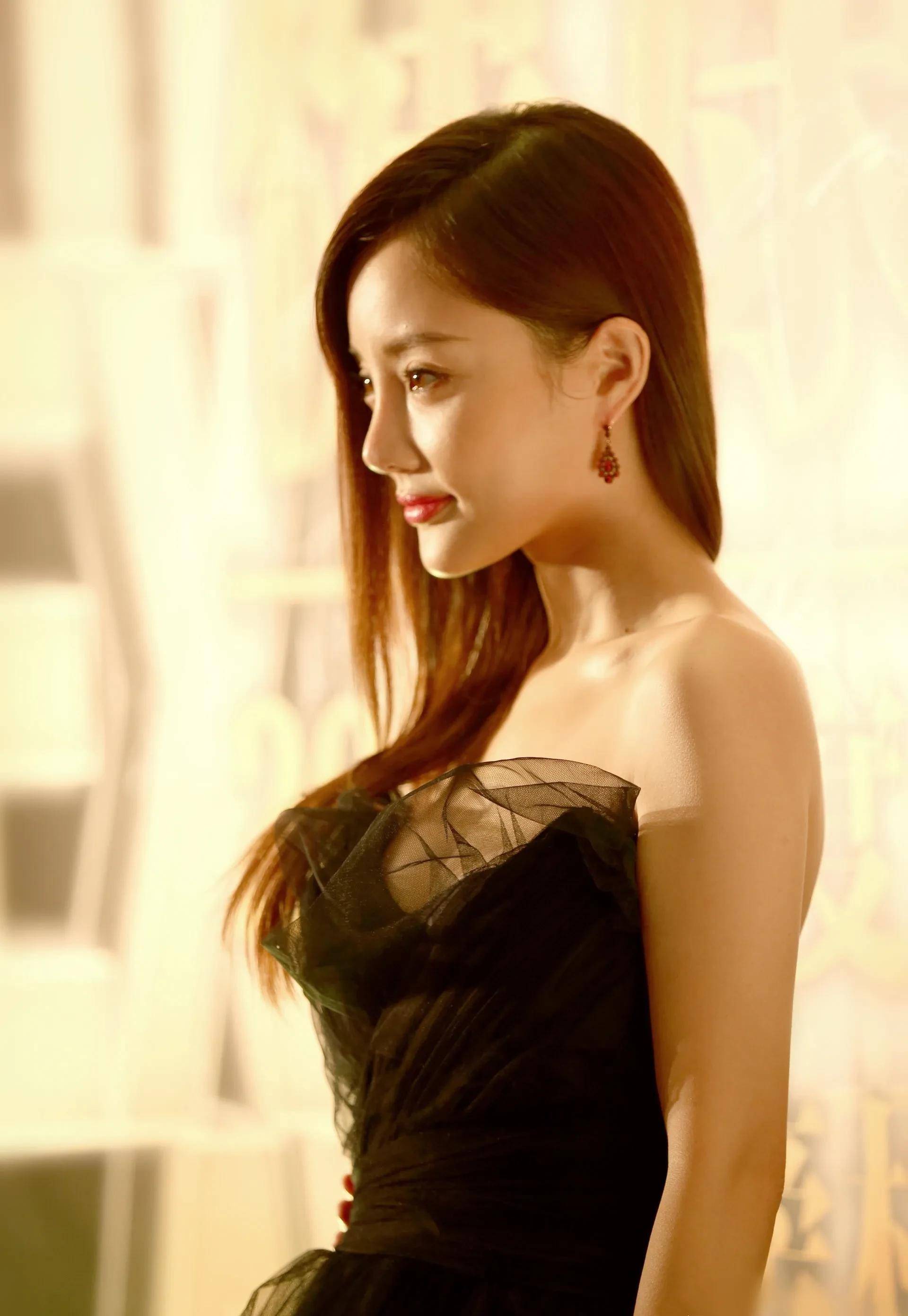 出轨门67时隔五年,41岁李小璐过节发照,评论区不堪入目!