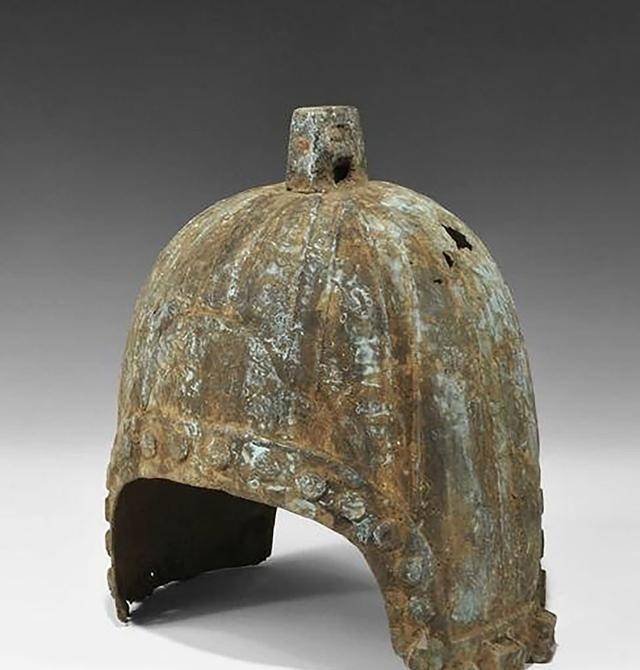 造型略带有些夸张;到了两宋与元朝的时候,头盔基本上是凤翅盔和笠形盔