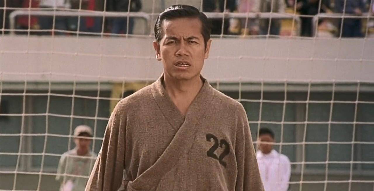 2001年周星驰电影《少林足球》里田鸡饰演的金钟罩铁布衫三师兄