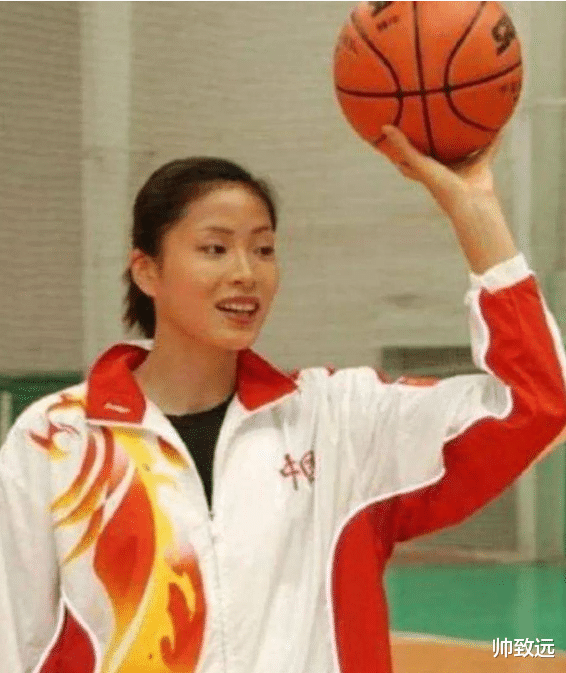 54岁女篮主帅仍未婚,曾与巩晓彬相恋9年,后者早已娶妻生子_李昕_特鲁