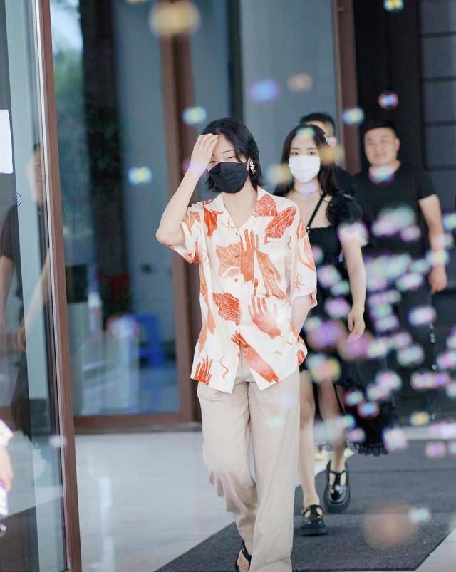 Yamy被嘲衣品太差，却被新look打脸，用乡土风上衣轻松凹出女王范（yamy被雪藏）