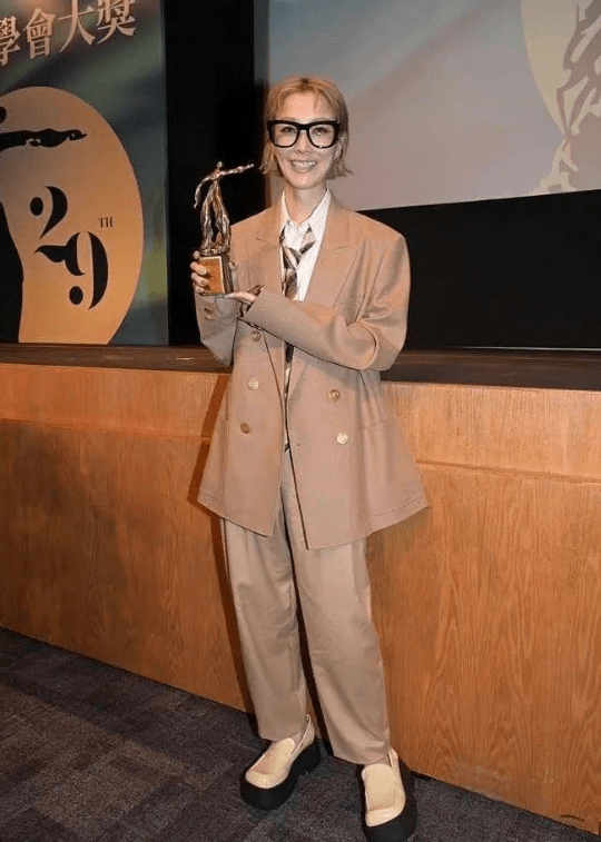 51岁郑秀文暴瘦,被指"大病初愈"像老太太,网友提醒:快去查体_减肥