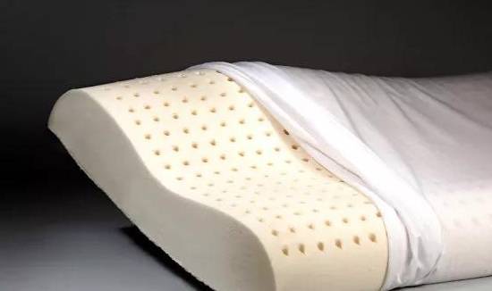 而劣质的乳胶枕在按压或扭曲后往往会慢慢地恢复.