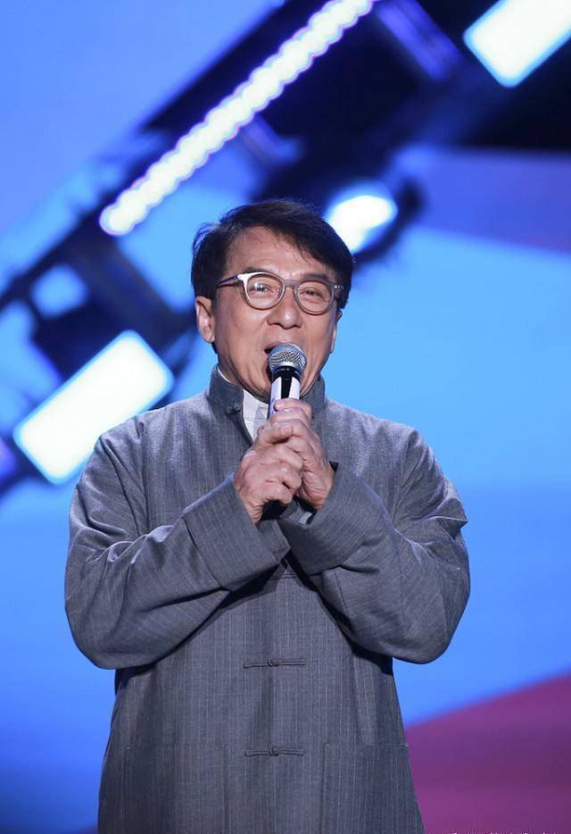 成龙的气质变了好多,笑起来的时候看着太沧桑了,还是挺帅气的_唐装