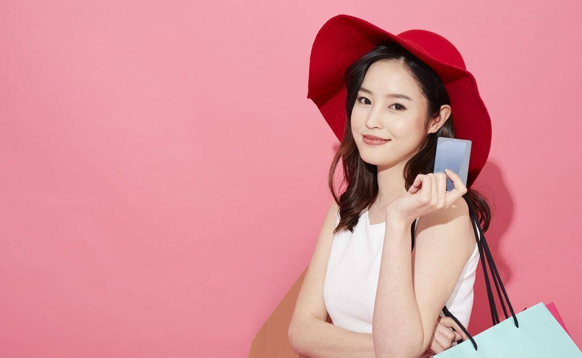 35岁女教师自己欠债百万,帮男友还债20万,现在辞职投奔香港男友_张平