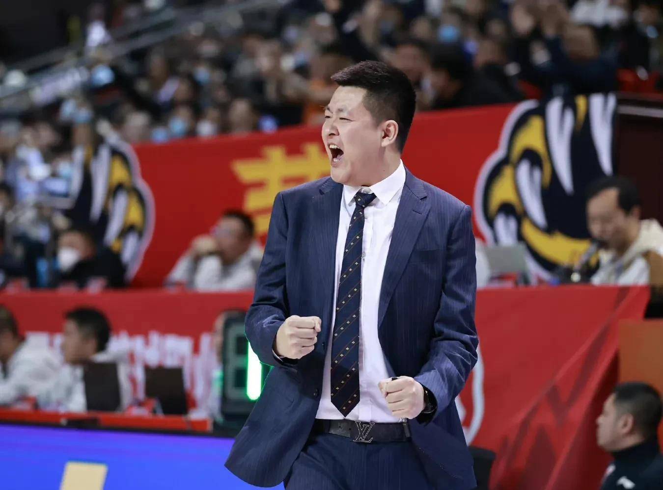 高俊超应该是cba最幸福的主教练,琼斯帮他把大部分活都干了_指导_比赛