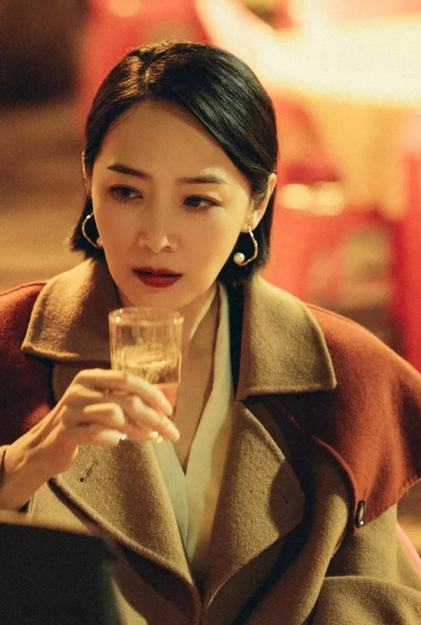 《狂飙》程程线下活动图太绝,漂亮又温婉,罕见提了老公黄海波_格子