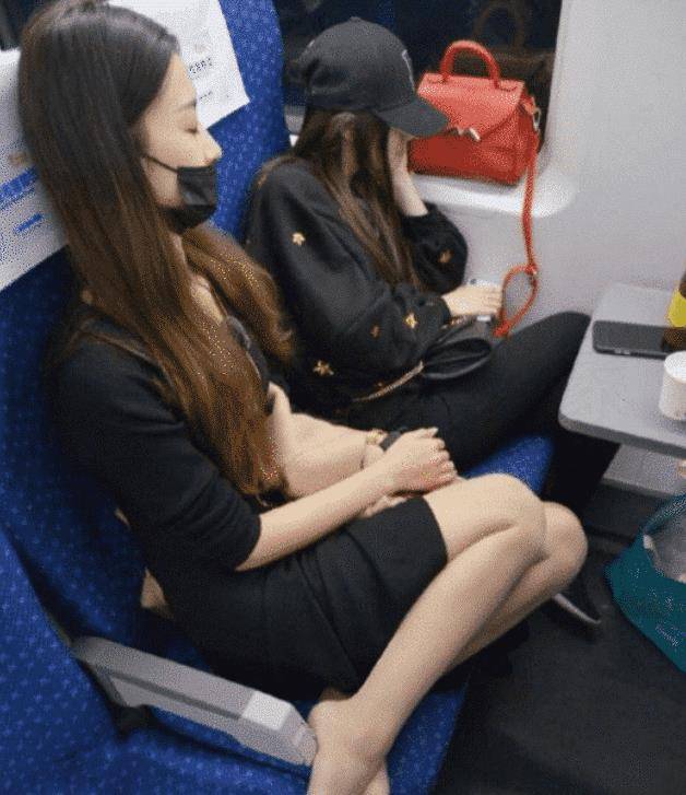 "坐车碰到这样的美女,用纸把她脚蹭过的地方擦干净过分吗?