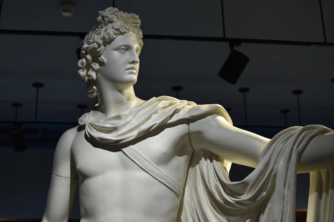 宙斯的另一个女儿阿尔忒弥斯也是这样,只因为一个凡人看到了她的容貌