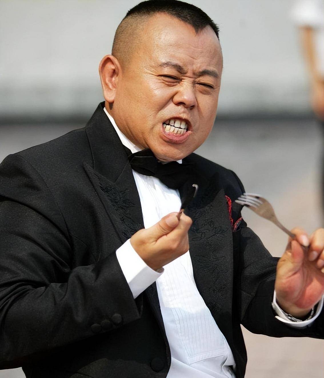 曝潘长江举家移民,戴名表独喝酒神情落寞,再现假酒风波_消息_一个人