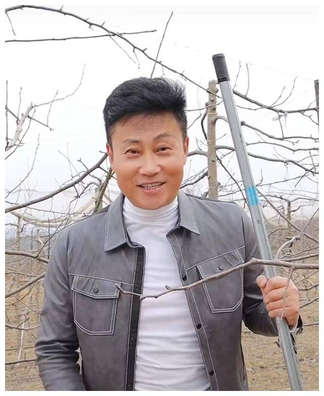 耿为华现身陕西农村,脚踩黄土地干农活,手拿铁锹边铲边高歌_生活_工作