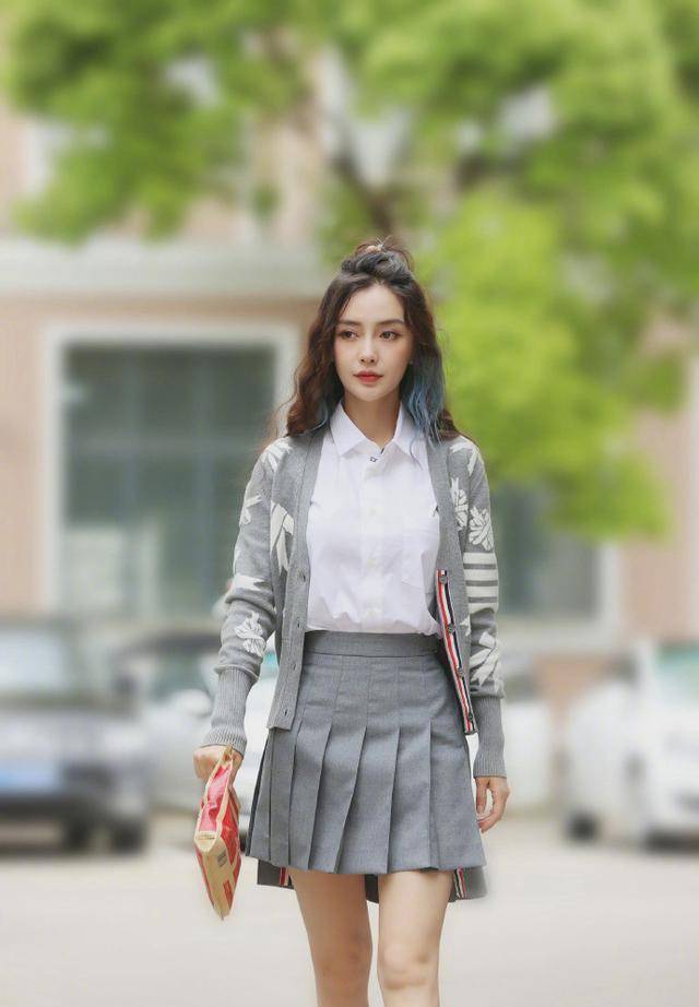 赵丽颖成功扮少女,穿百褶短裙配白衬衫像学生,难怪那么多男粉丝_造型