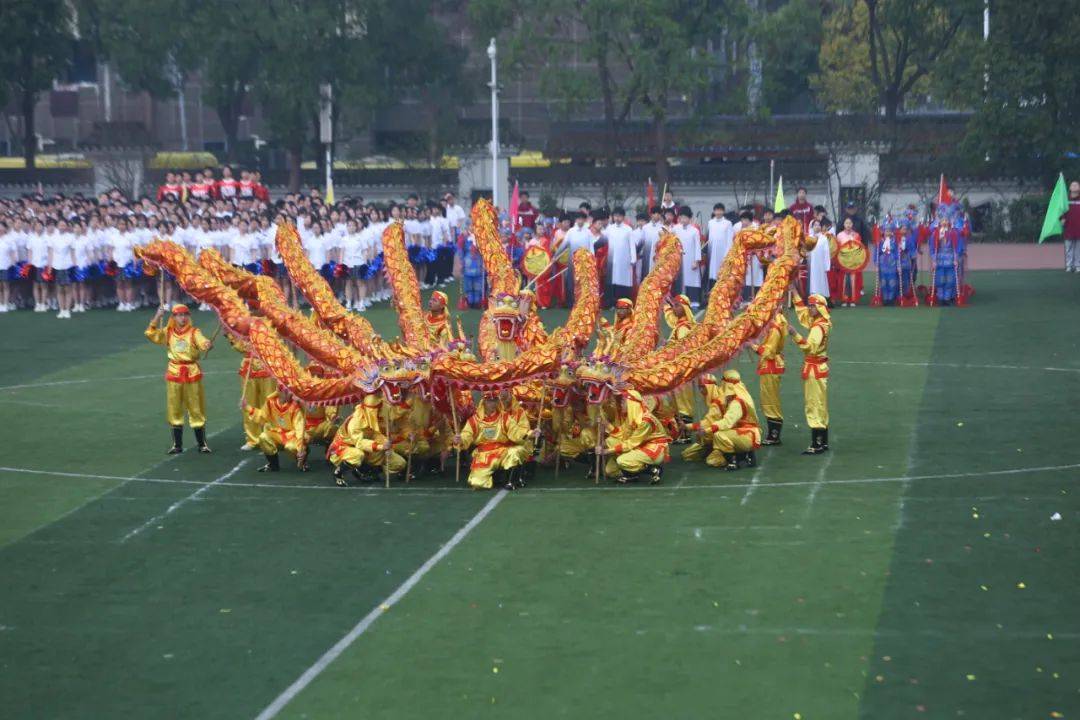 《少年英雄》,鳳凰湖中學的《青春的樣子》等集體舞串燒以及永川中學