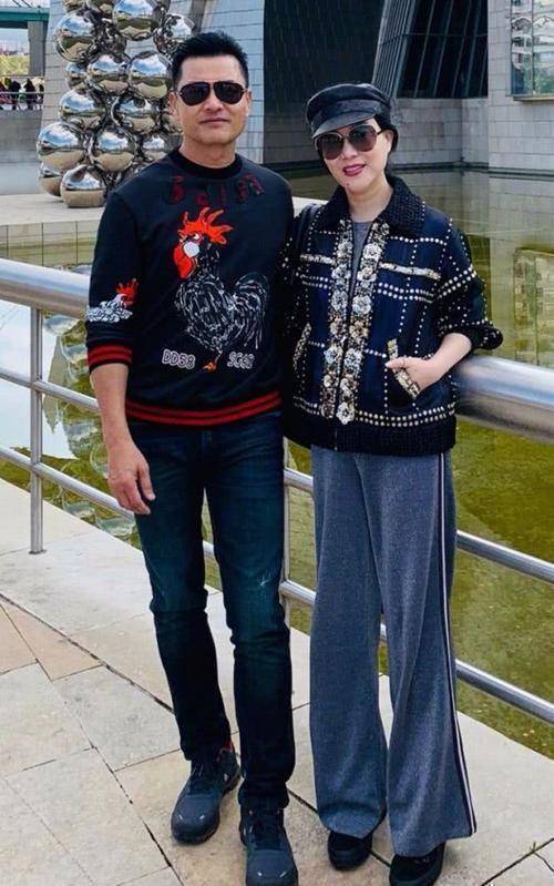 杨小娟开怀大笑,被吕良伟强行拉走,网友感慨为啥63岁能像40的!