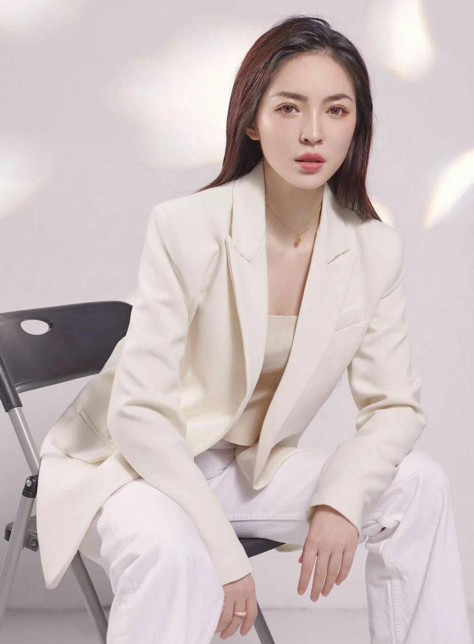 王钟瑶收到鲜花说很幸福,球迷追问:是不是谈恋爱了?_潘晓婷_台球_因为