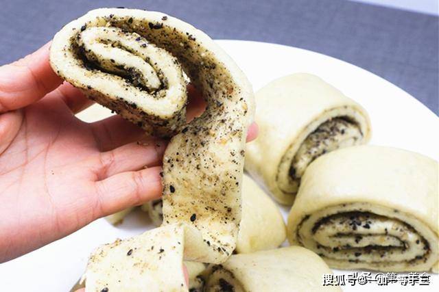 当然还有不少,像大壮馍,油馍,菜蟒子,"狗腿子"等等各地的特色馍,一篇