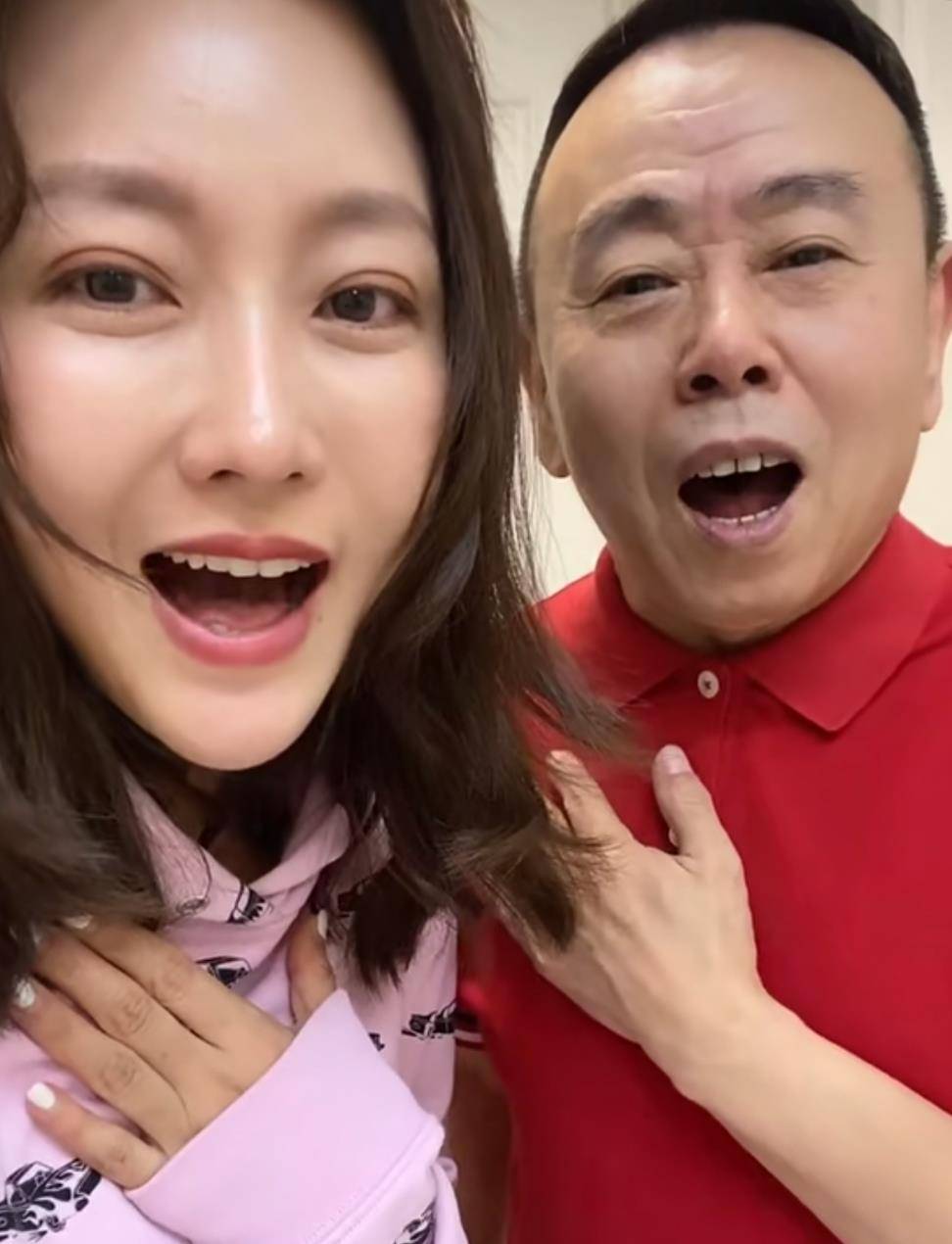 潘长江,潘阳父女合体,高唱《五星红旗》为祖国庆生,场面感人_视频