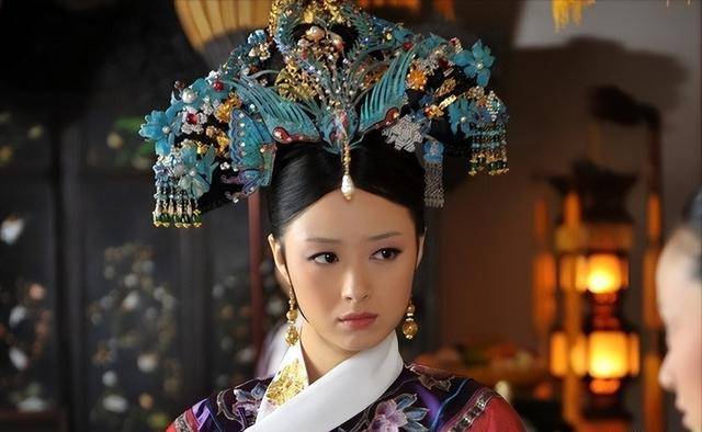 据说,华妃旗头中间的大凤点翠,是从一位收藏家那里借过来的,价值八