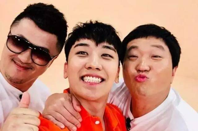 郑亨敦和defconn在2012年跨界组成嘻哈团体「亨敦与大俊」每每推出