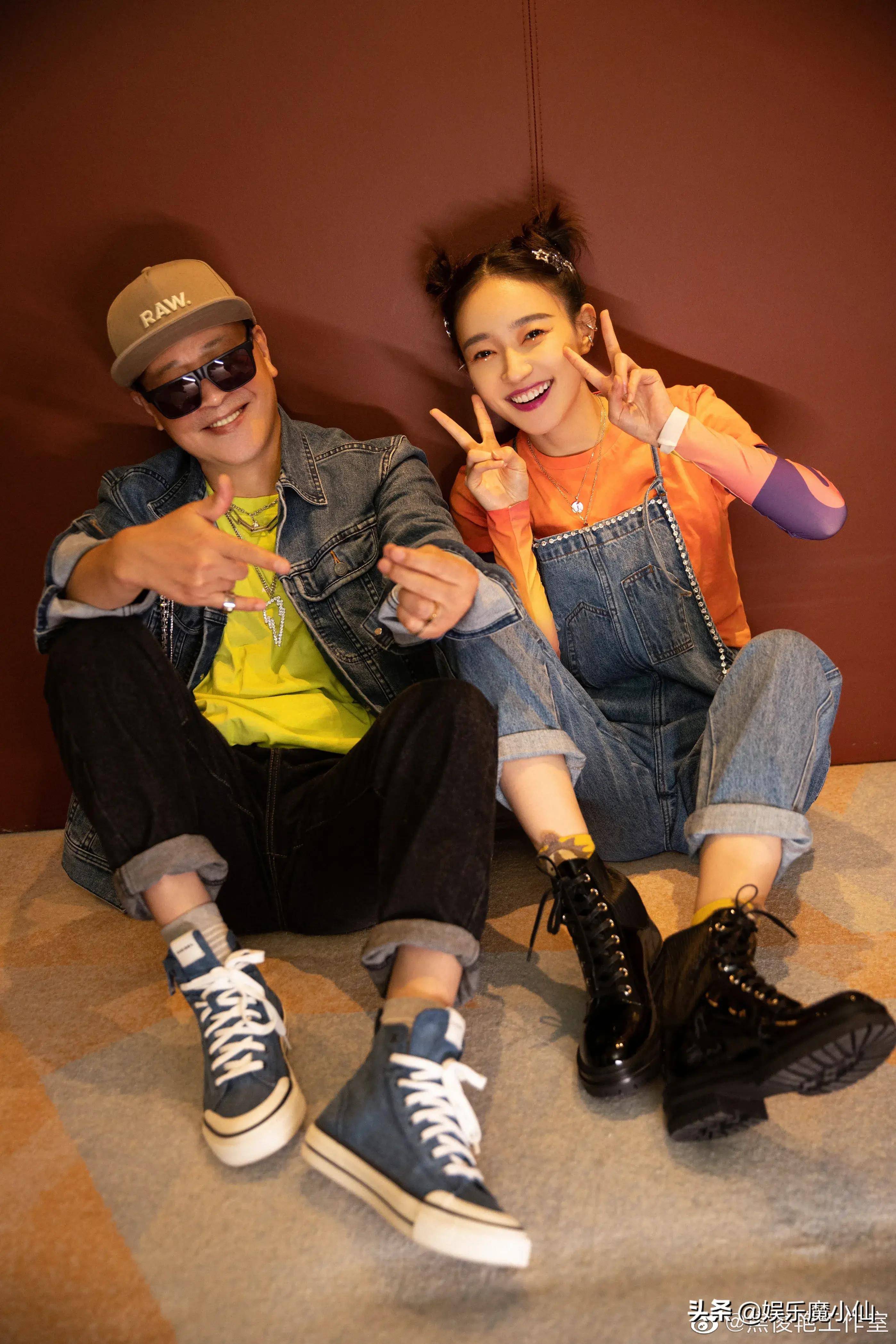 焦俊艳与爸爸同台参加盛典,酷帅亮相舞台表演,最潮父女大片来袭_造型