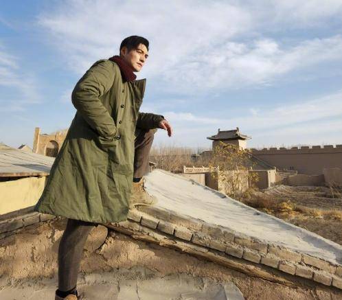 41岁严屹宽军大衣亮相,质朴的衣服,愣是穿出了时尚大片份儿_天涯_电视