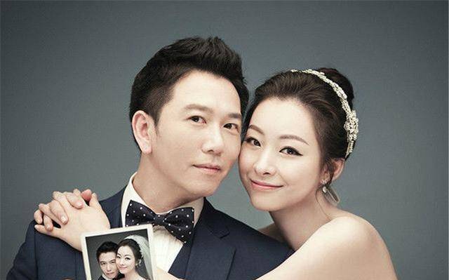 56岁温兆伦近照,亲吻三婚娇妻好甜蜜,被曝经商后身价过亿_妻子_视频