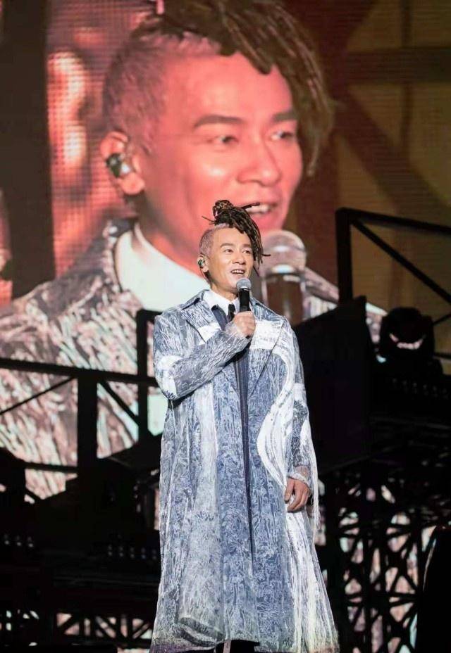 珠片牛仔工人裤内搭打呔西装.披上透视白色涂鸦大褛,时尚富层次感.