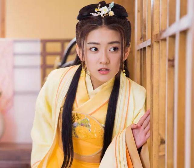 梁洁现身吉隆坡为新剧《双世宠妃2》做宣传,身穿低胸礼服超迷人_男女