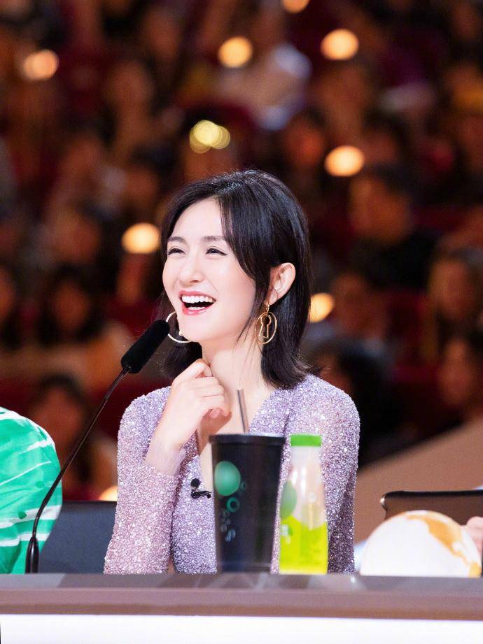 谢娜产后瘦了?深v裙显小蛮腰,值得去健身房挥汗如雨!