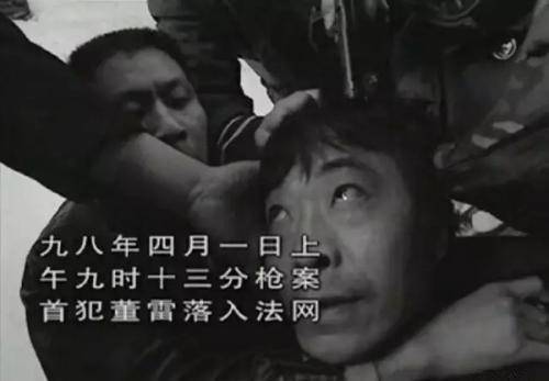 王雙寶第一部戲就被成為神作,他在1999年參演電視劇《12·1槍殺大案》