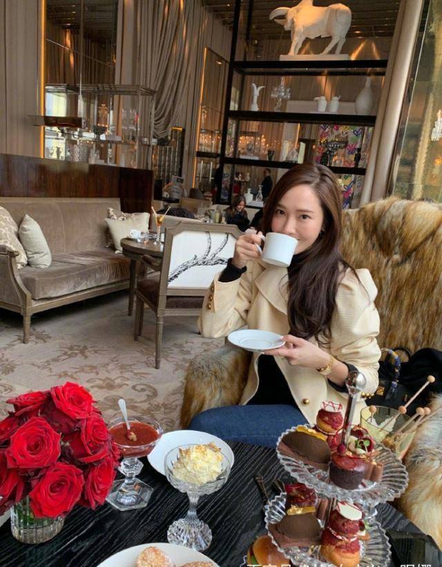 郑秀妍喝下午茶也穿这么豪,一套5500一套10万多,不愧是名媛本媛