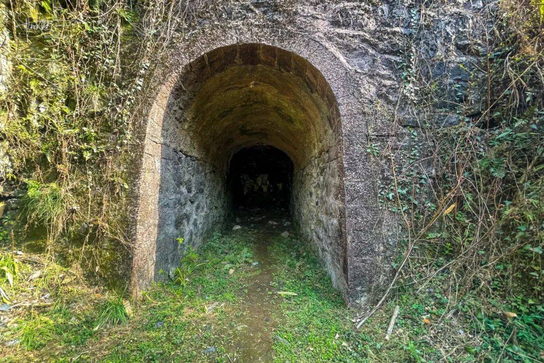 除了经典的矿山石壁,这座灰窑遗址当时最有代表性的遗留"建筑"了.