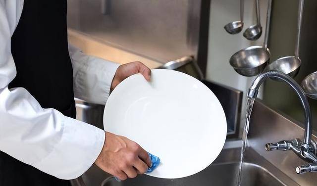 比如说酒店服务员,洗碗工这样和学历不沾边的工