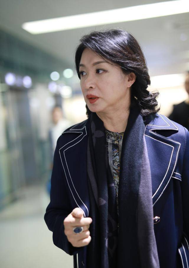 51岁金星罕见现身机场,皮肤松弛喉结突出,被嘲:男性特征十足!