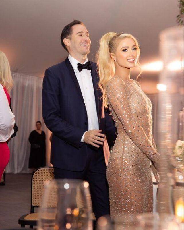 42岁希尔顿赴婚宴放飞,时尚裙显玲珑身姿;称被迫拍了"录影带"_庞斯