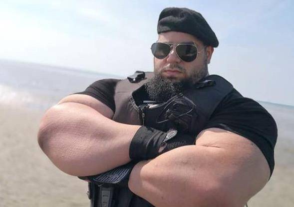 伊朗最强壮的男人,健身打造"肿瘤"般肌肉,成功跻身影视界_动作_绿巨人