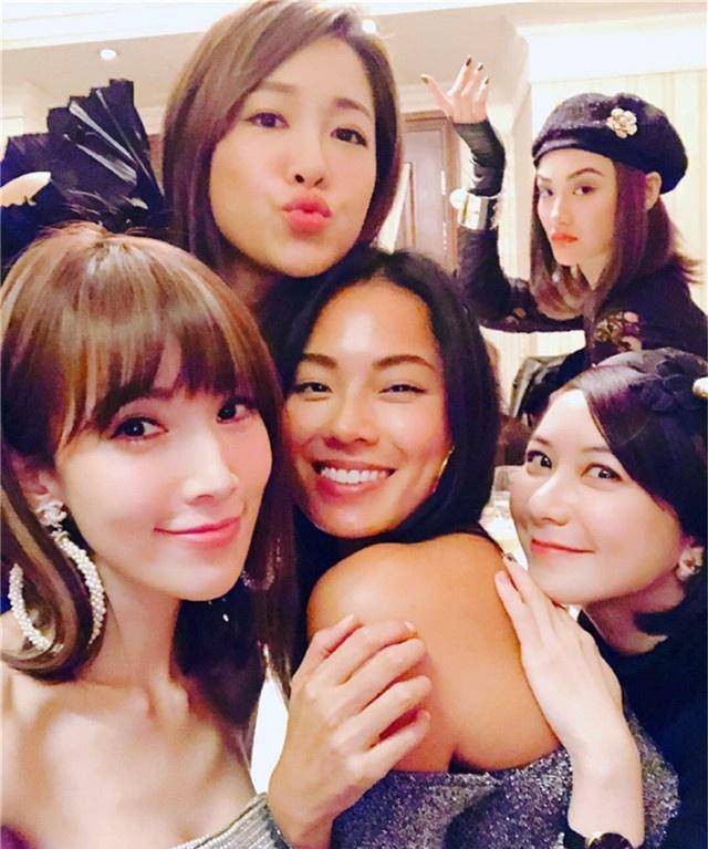 陈若仪和闺蜜们一起庆生对着生日蛋糕许愿嘟嘴吹蜡烛_生活_照片_妈咪