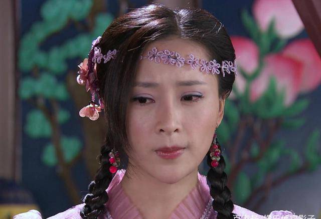 《侠隐记》中杨舒婷扮演魏芳踪,这一身造型以紫色为主要色调,荷叶花边