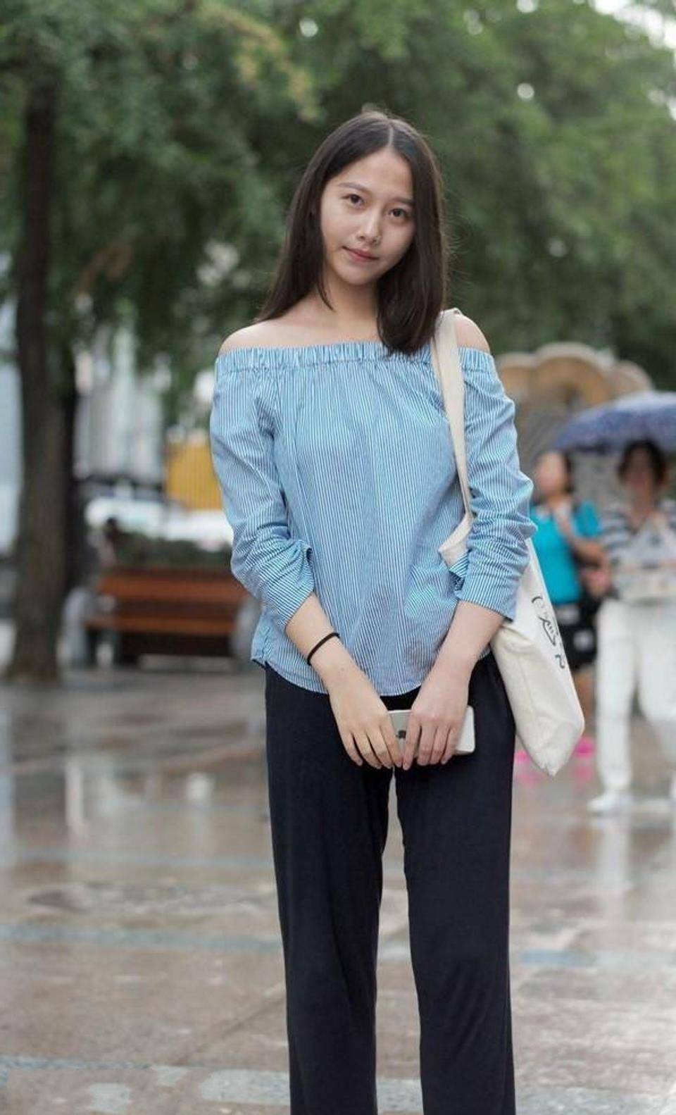 路人街拍,女子搭配白色的上衣,v领突出优雅的气质_姐姐_女生_短裙