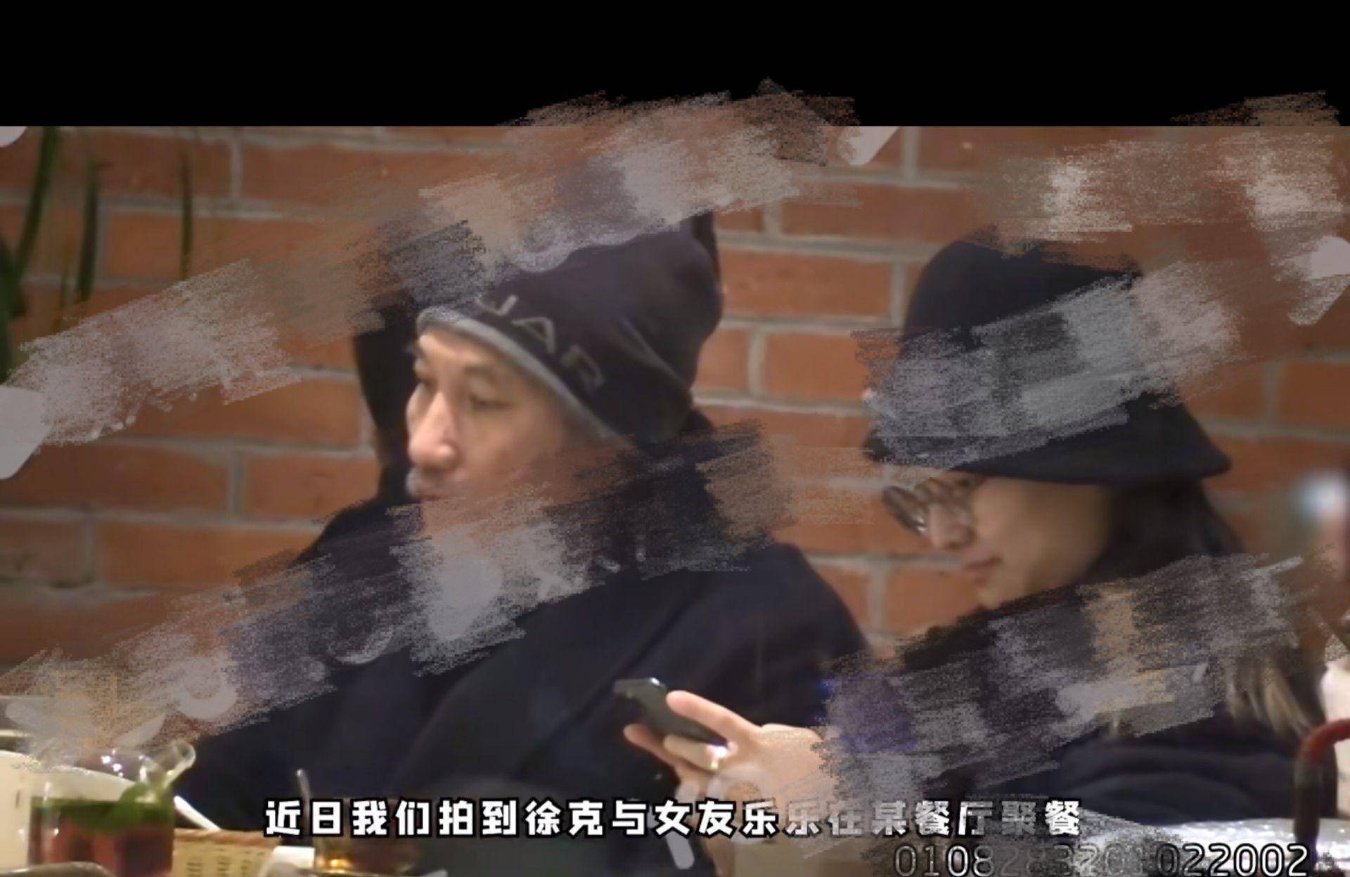 徐克与小30岁乐乐十指紧扣遛弯,小女友滔滔不绝,他却一语不发