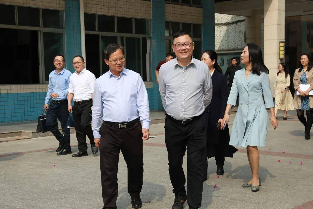 在石门中学党委书记,校长李卫东的引导下,调研组参观了石门中学教学楼