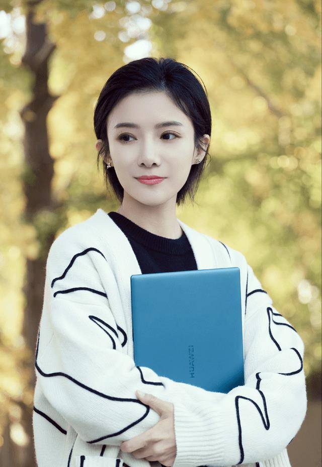 不看镜头图气质大变,得金奖后华丽大转身变最美女主持_蔡子_蔡姿_的