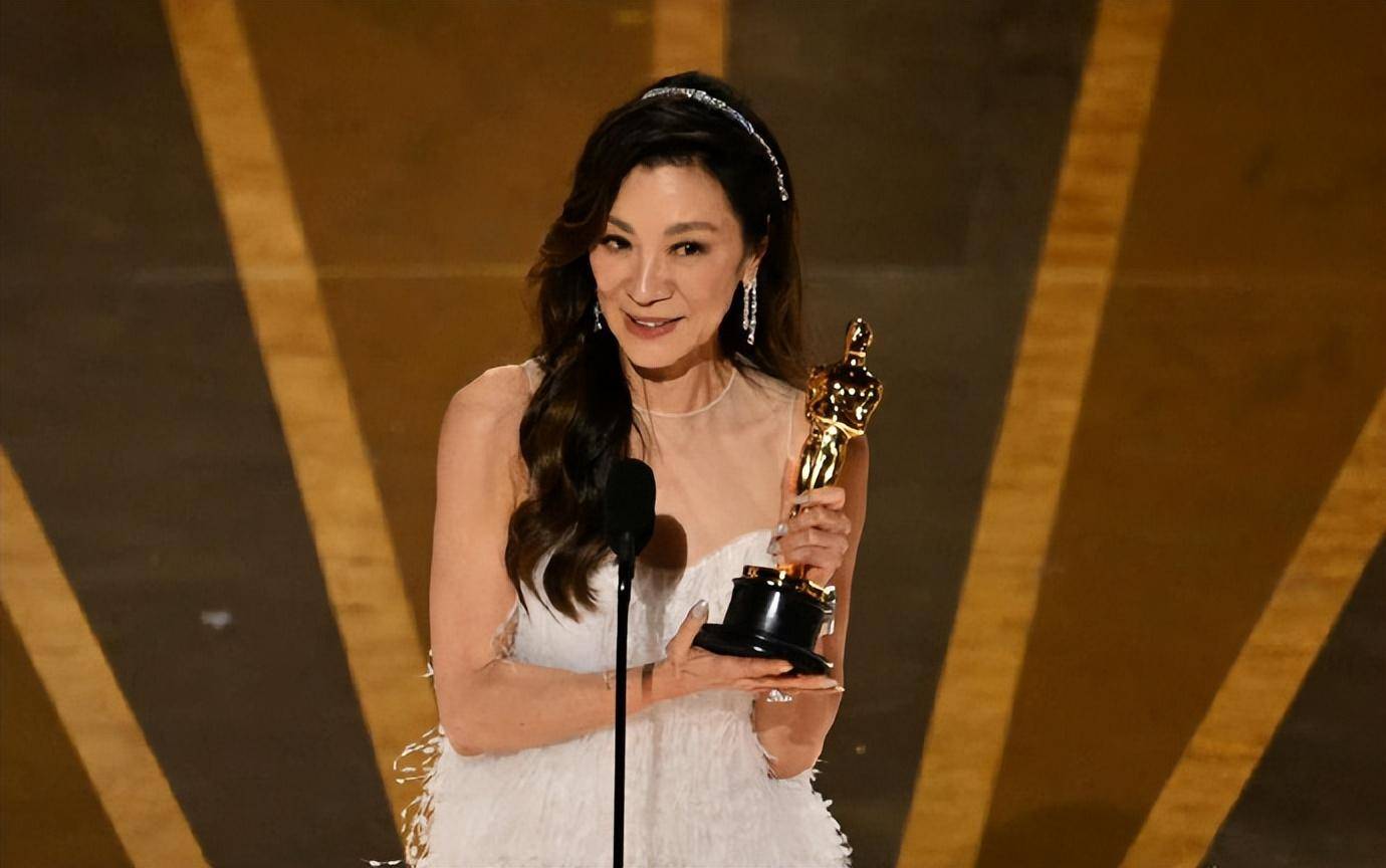 横扫奥斯卡:"华裔之光"杨紫琼摘得奥斯卡影后,是捧杀还是过誉_电影