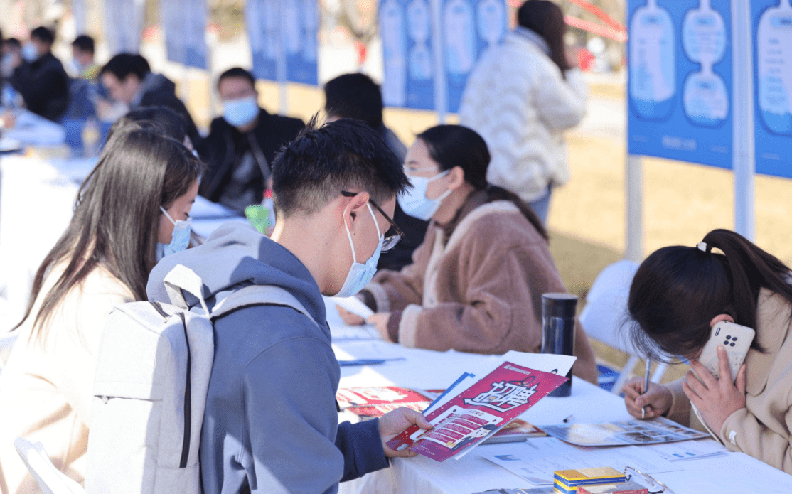 护士兼职摆摊两周赚1万5后全职开店 如何看待大学生就业？