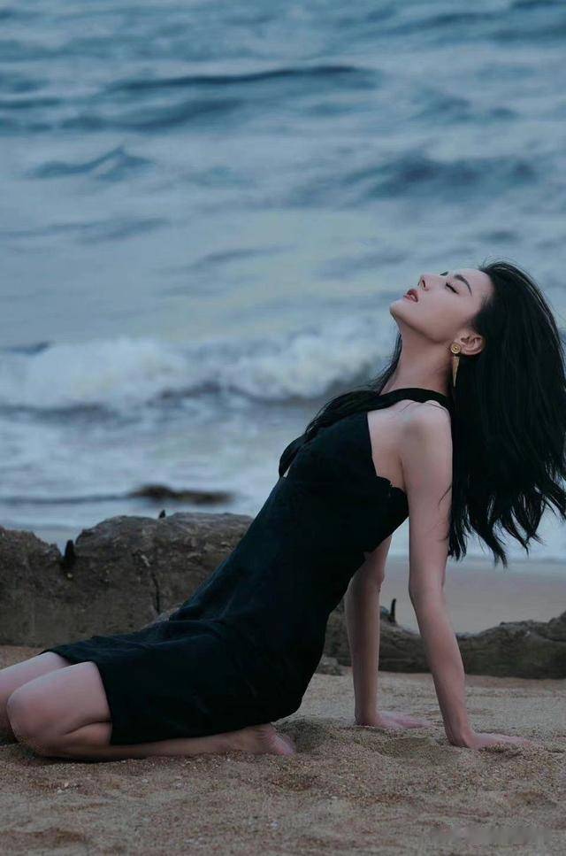 海边拍照秀美体,1.68米太汗了_黑色_全智贤_女明星